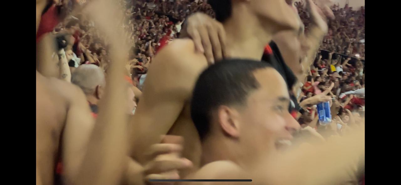 Torcida do Flamengo celebra o gol decisivo de Iago na final contra o Barcelona