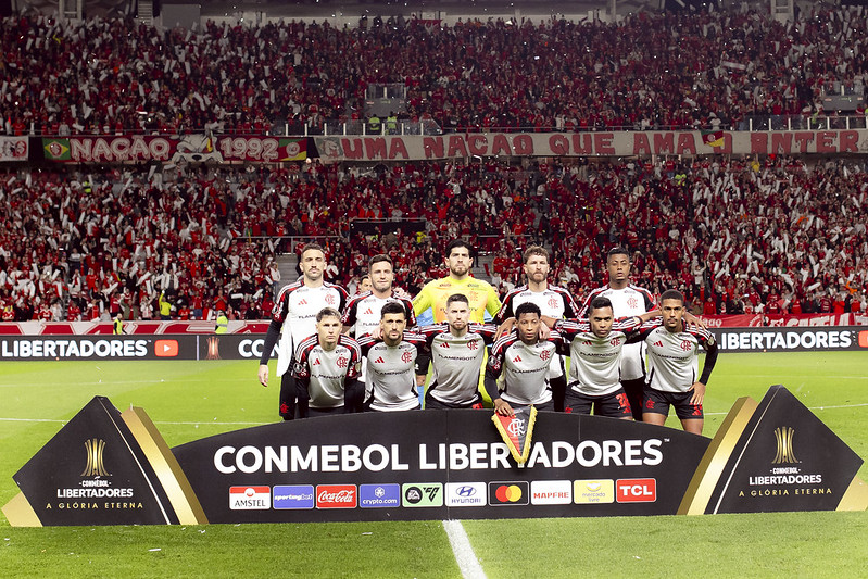Time do Flamengo perfilado para a foto oficial antes de Internacional x Flamengo no Beira-Rio