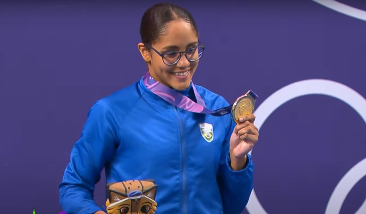 Joice recebe a medalha de ouro nos Jogos Pan-Americanos Júnior