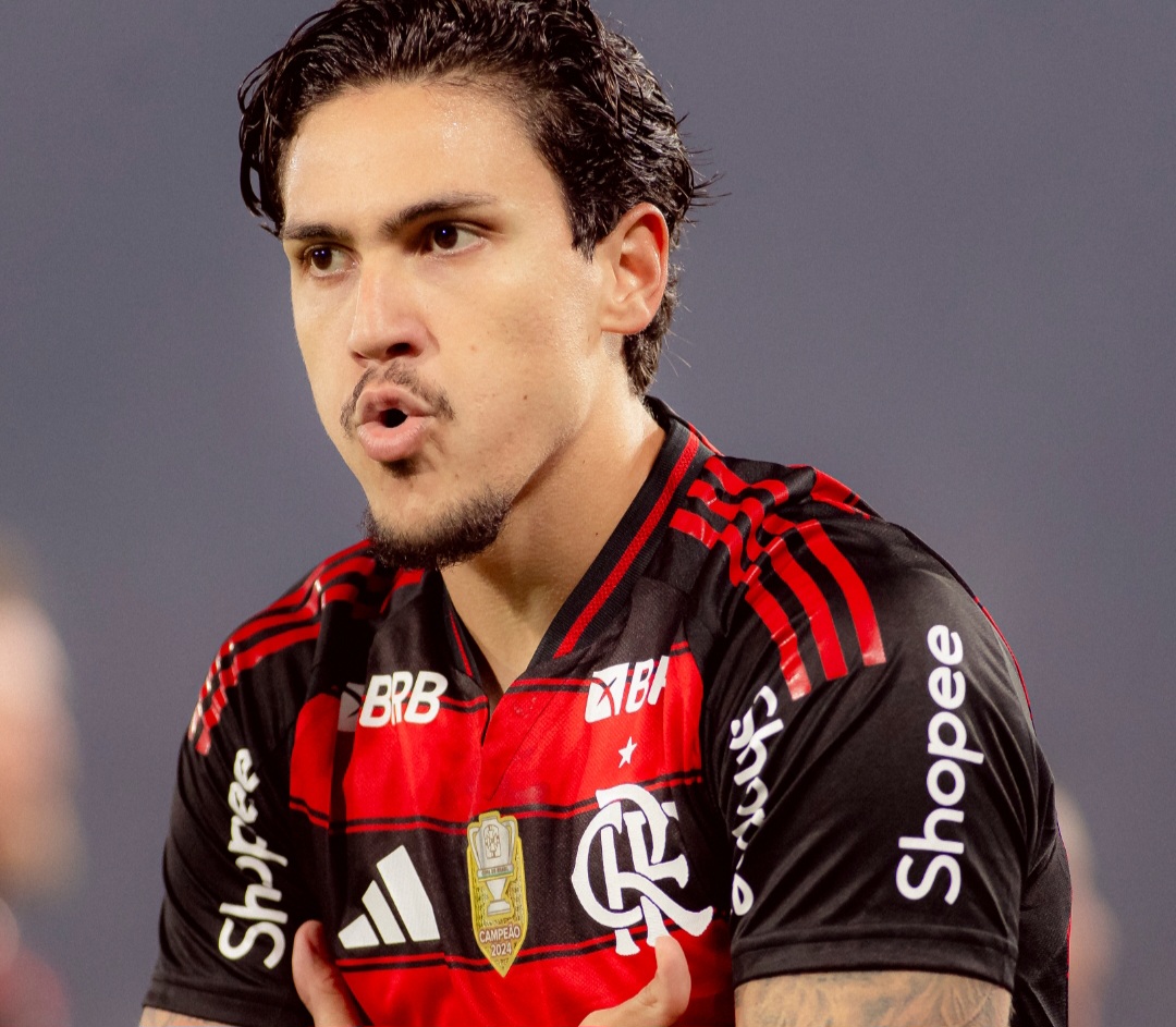 Pedro comemora gol pelo Flamengo com gesto de frio