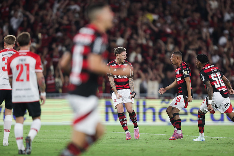 Varela comemora gol contra Estudiantes pelo jogo de ida, no Maracanã; De La Cruz comemora com conterrâneo uruguaio