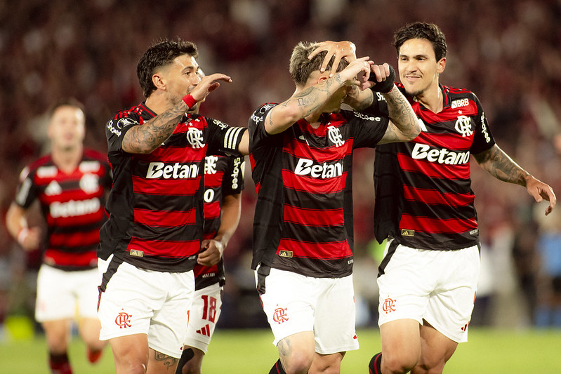 Varela comemora gol com Pedro e Arrascaeta em Flamengo x Estudiantes histórico no Maracanã