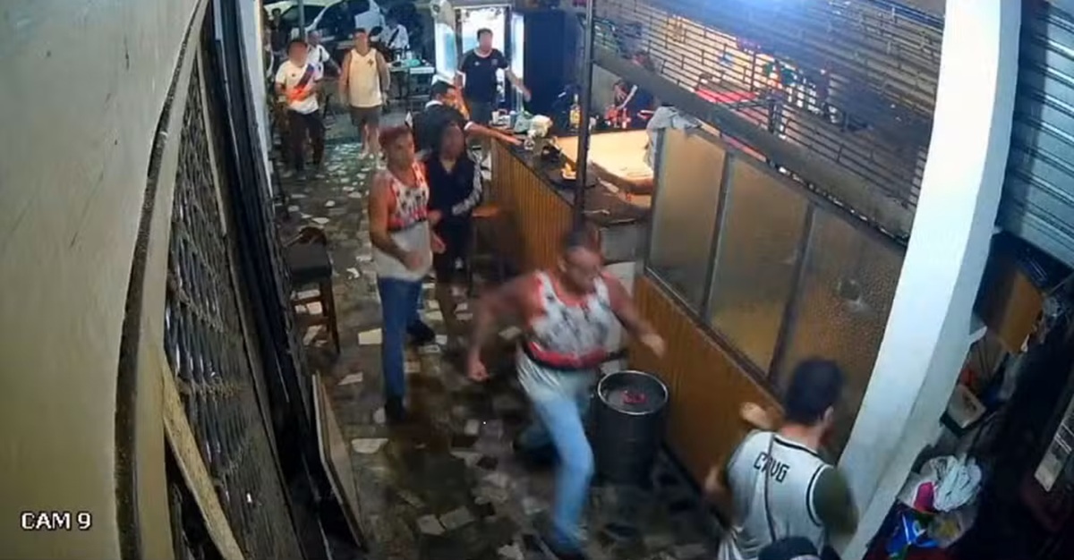 Imagens de câmeras de segurança mostram agressões contra vascaínos em bar