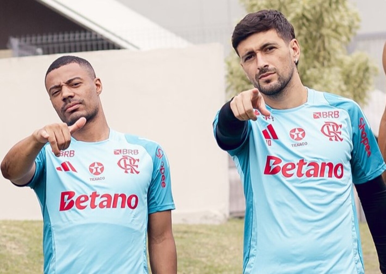 Arrascaeta e De La Cruz acenam para a câmera antes de treinamento no Ninho do Urubu