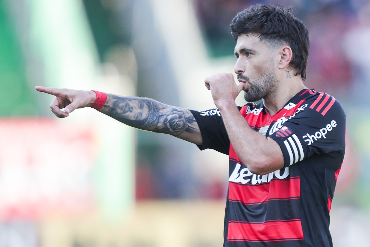 Arrascaeta bota o dedo na boca em comemoração de gol sobre o Juventude