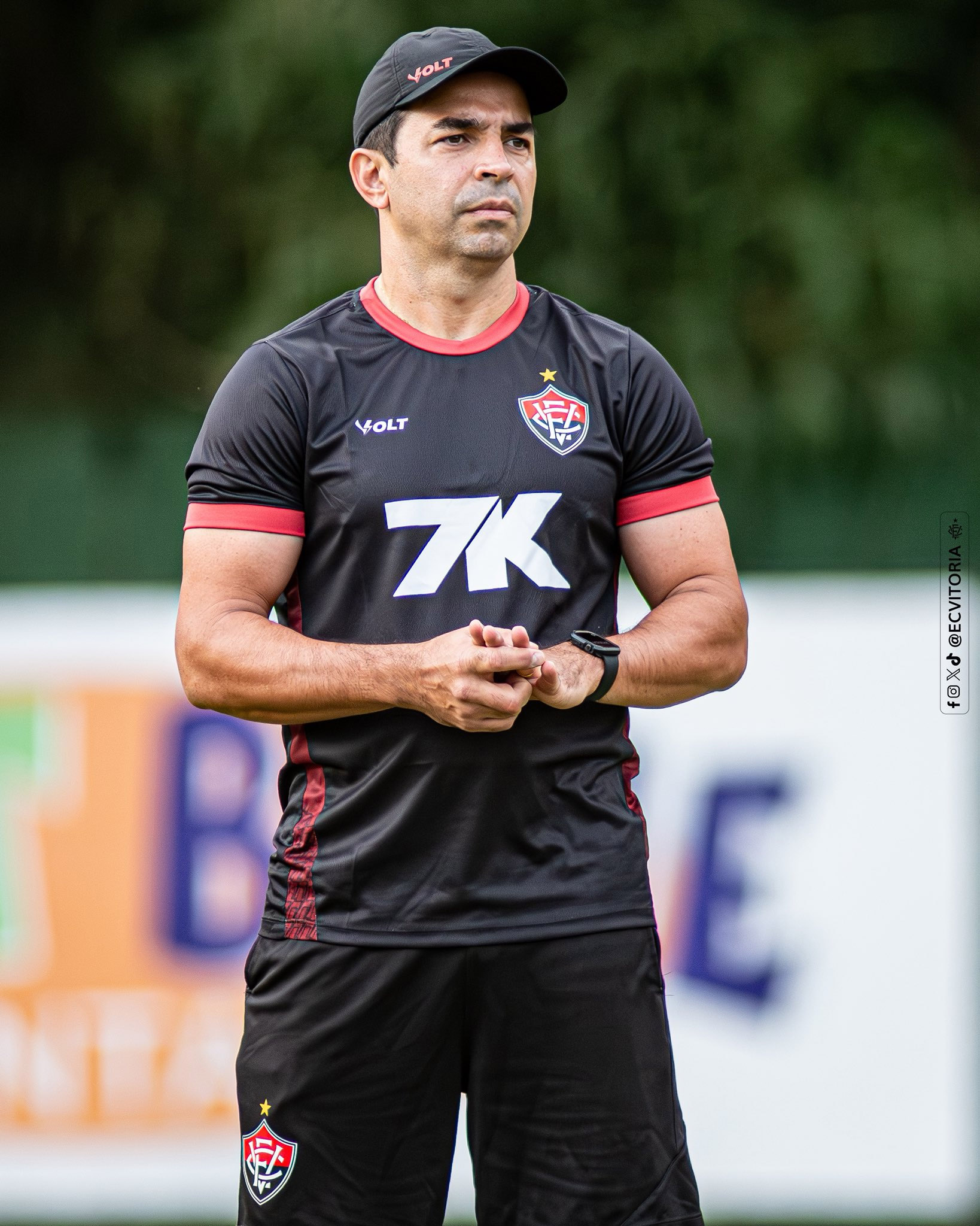 Cleber dos Santos como auxiliar técnico do Vitória