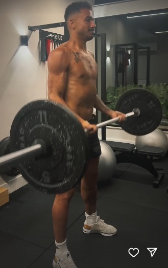 Danilo levanta peso em malhação feita em casa