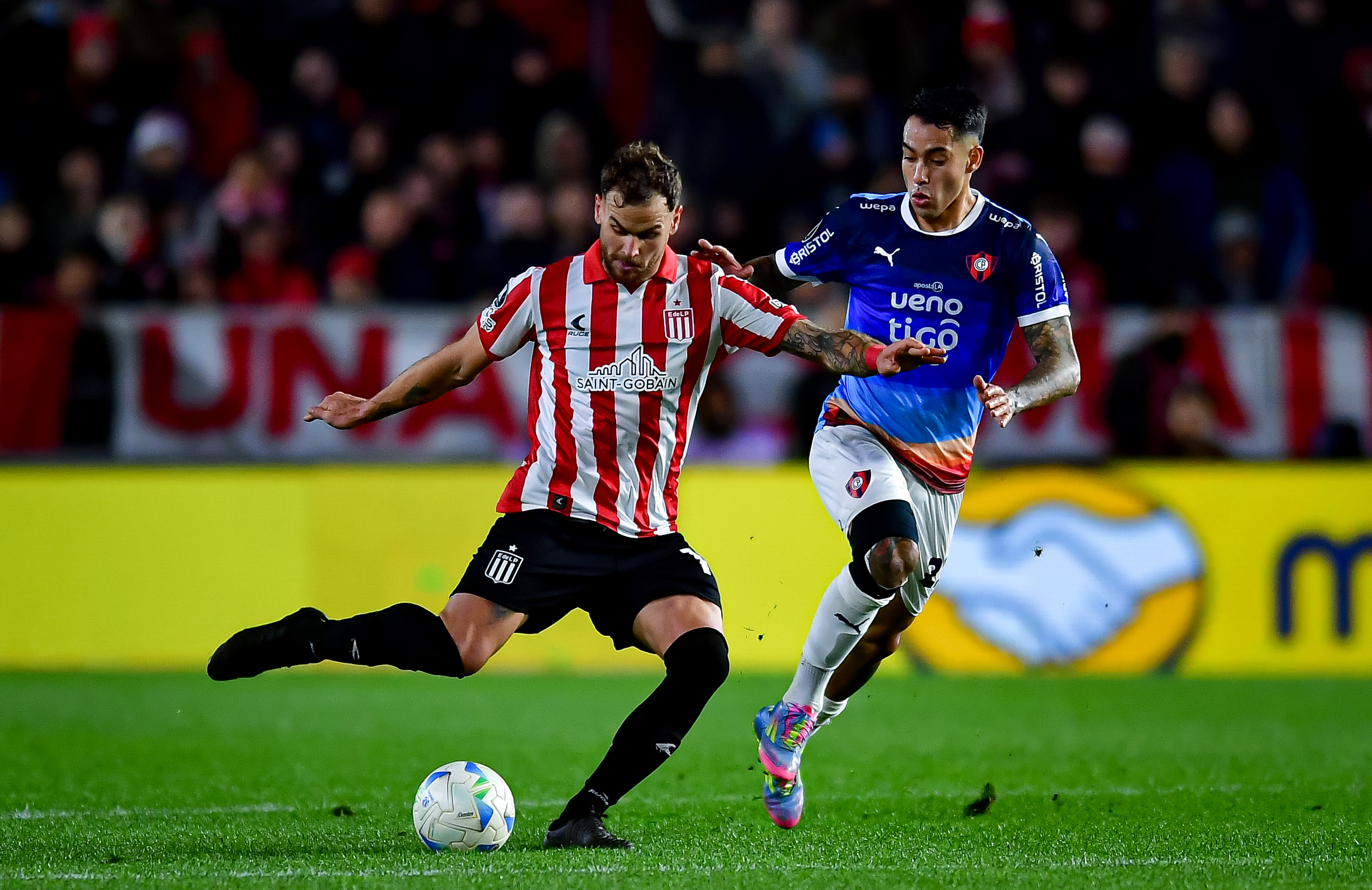 Leandro Gonzalez Pirez do Estudiantes La Plata chuta por cima de Sergio Araujo do Cerro Porteño durante a partida da segunda mão das oitavas de final da Copa CONMEBOL Libertadores 2025 entre Estudiantes e Cerro Porteño no Estádio Jorge Luis Hirschi em 20