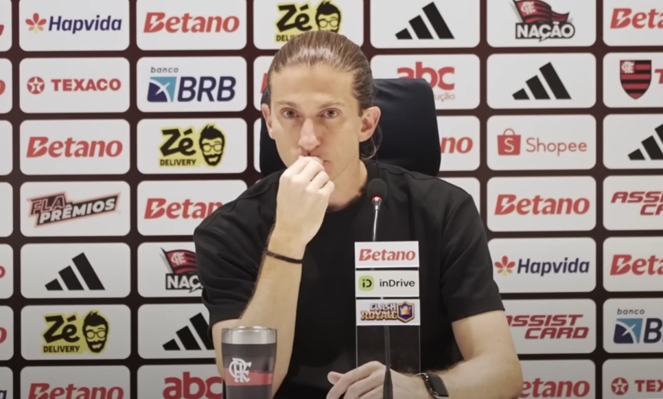 Filipe Luís com semblante sério em coletiva após Flamengo 1x1 Vasco