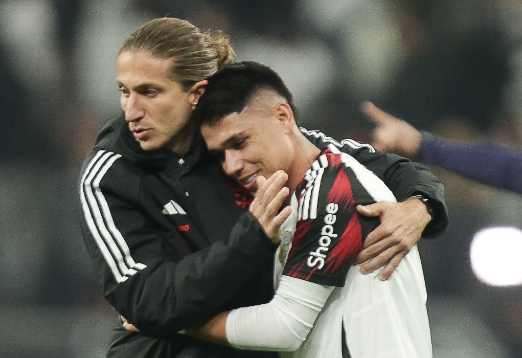 Filipe Luís abraça Luiz Araújo após a vitória do Flamengo sobre o Corinthians por 2 a 1 no Brasileirão 2025