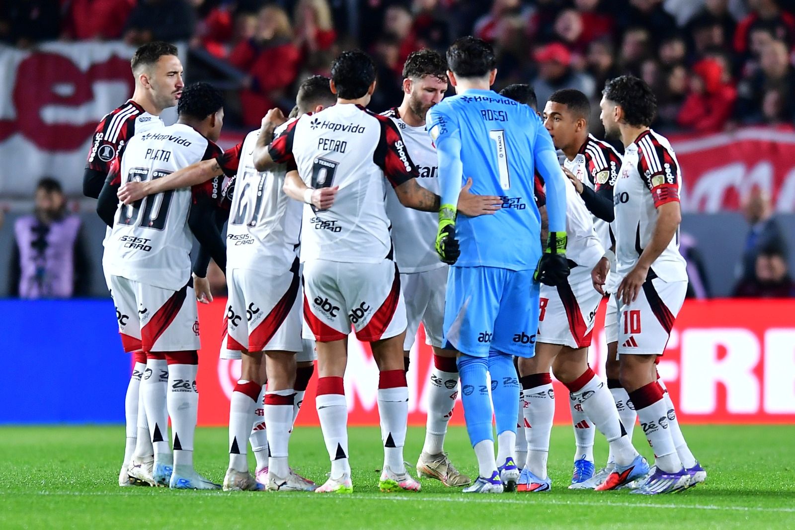 Jogadores do Flamengo se reúnem antes da partida de volta das quartas de final da Copa CONMEBOL Libertadores 2025, no Estádio Jorge Luis Hirschi, em 25 de setembro de 2025, em La Plata, Argentina.