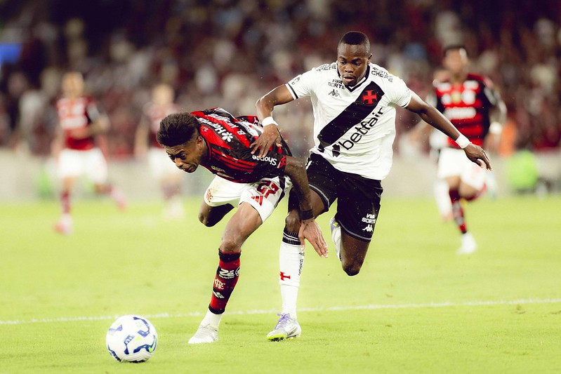 Bruno Henrique em ação no empate contra o Vasco