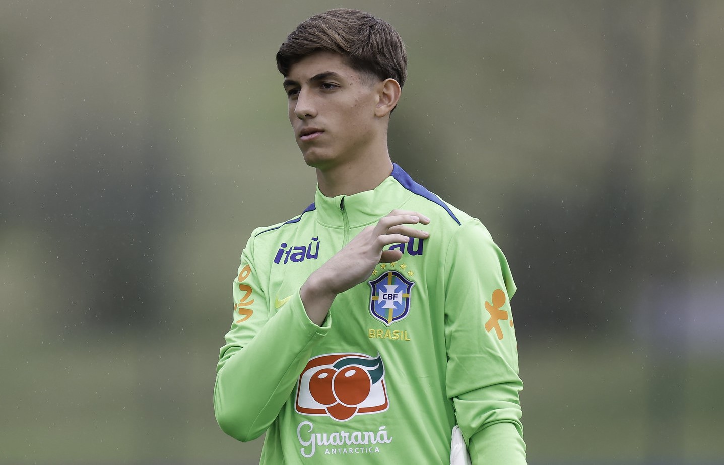 Léo Nannetti com expressão de concentração a caminho do primeiro treino com a Seleção Brasileira principal