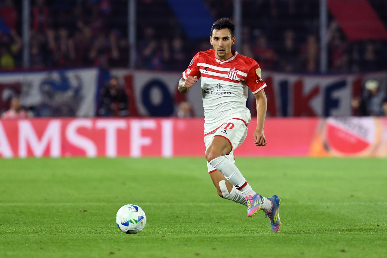 Meza em ação pelo Estudiantes