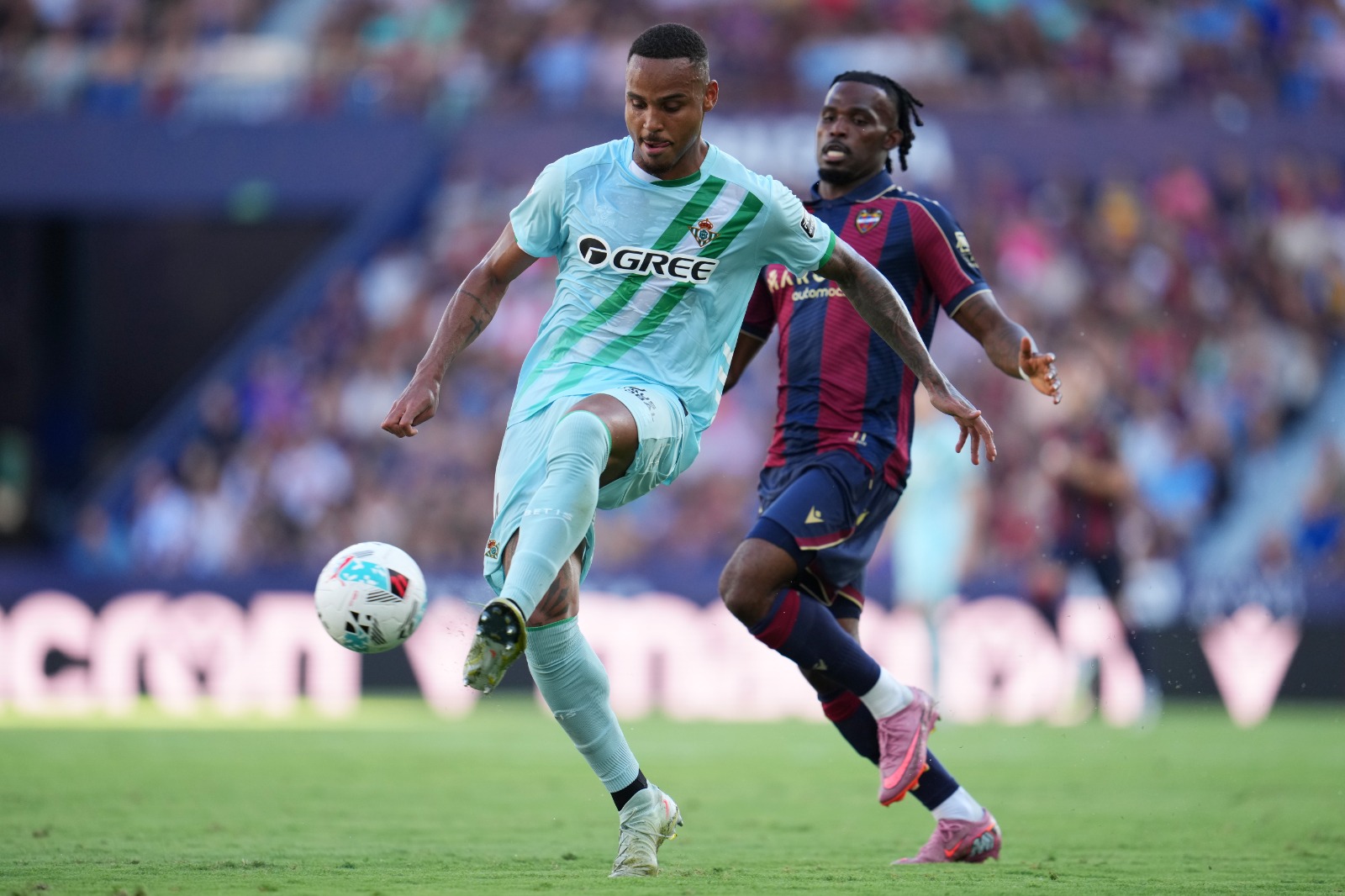 Natan do Real Betis é desafiado por Goduine Koyalipou do Levante UD durante a partida LaLiga EA Sports entre Levante UD e Real Betis Balompie na Ciutat de Valencia em 14 de setembro de 2025 em Valência, Espanha.