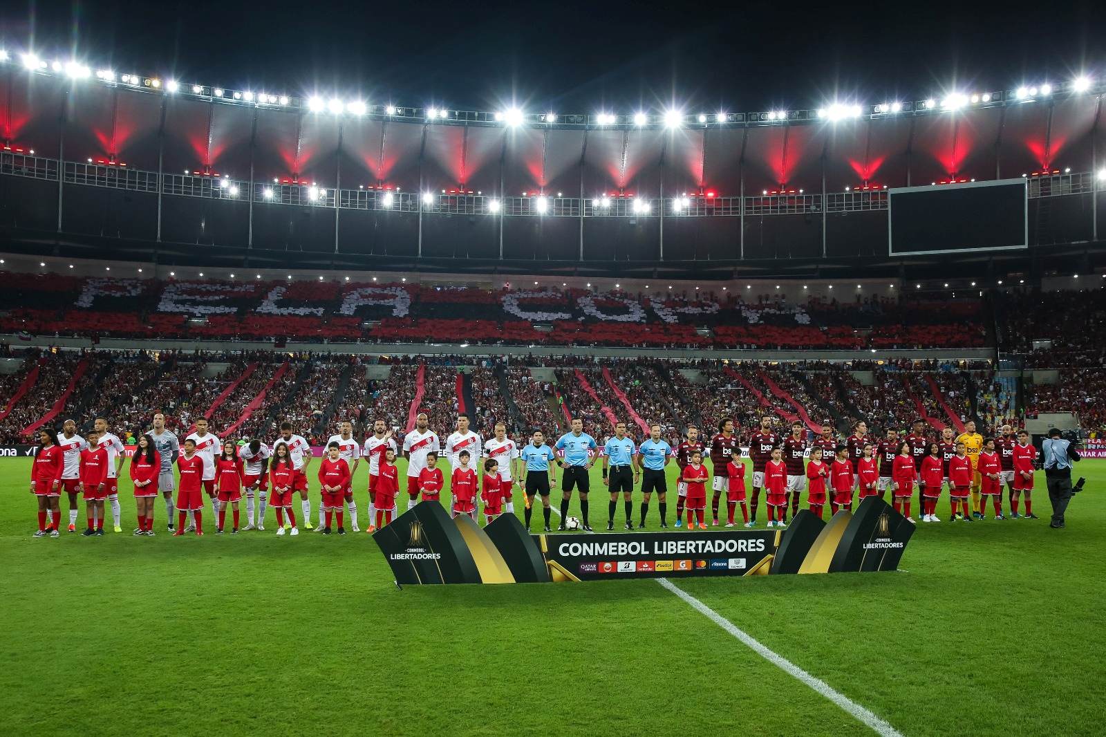 Jogadores do Flamengo e Internacional se alinham antes de uma partida entre Flamengo e Internacional pela Copa CONMEBOL Libertadores 2019 no Estádio do Maracanã em 21 de agosto de 2019 no Rio de Janeiro, Brasil.