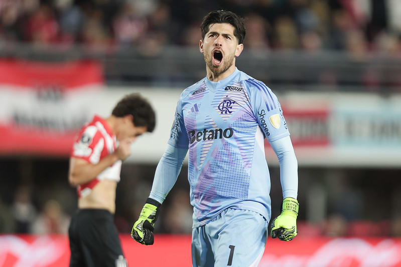 Rossi comemora pênalti defendido contra o Estudiantes