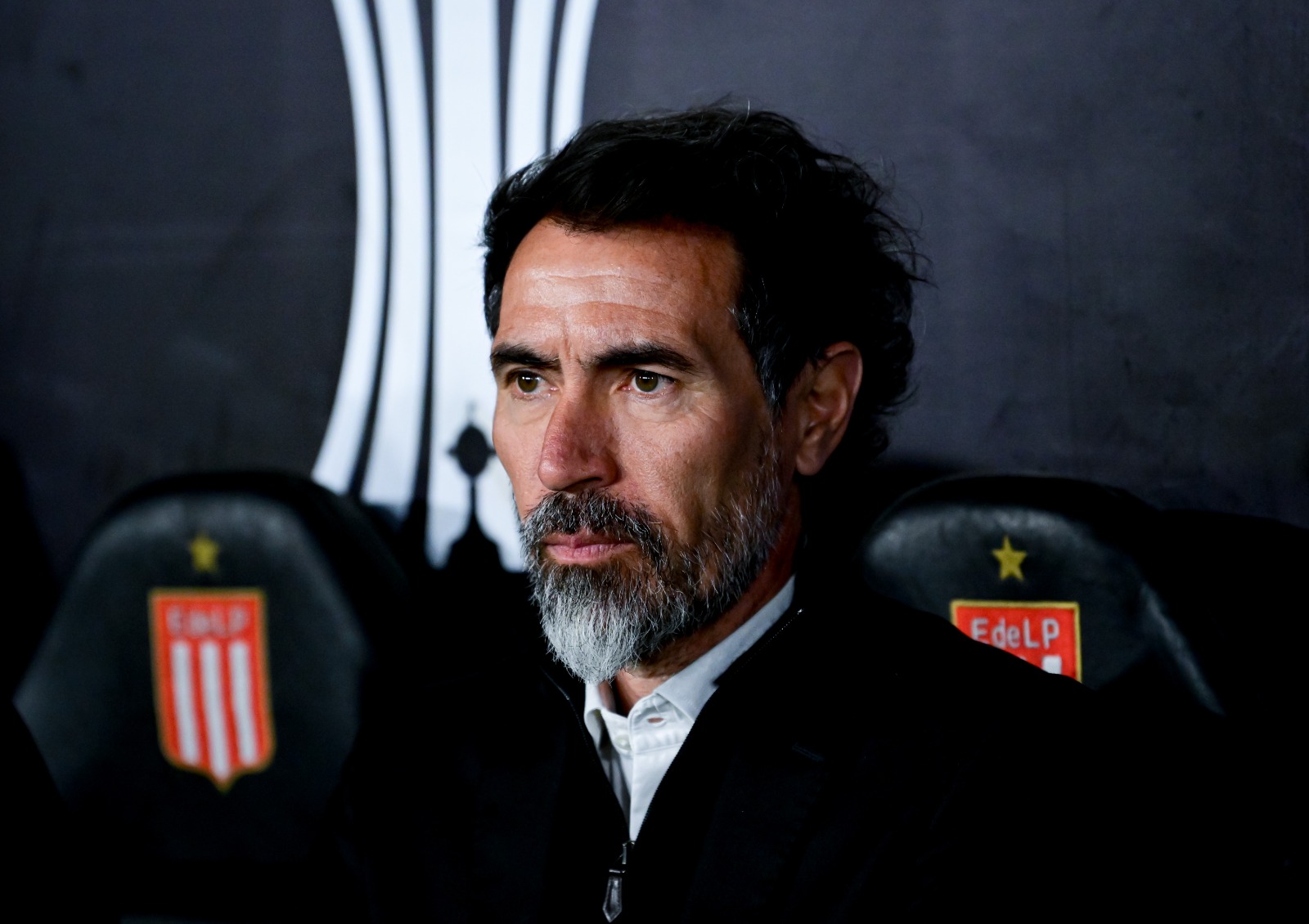Eduardo Dominguez, head coach of Estudiantes La Plata, looks on prior to the Copa CONMEBOL Libertadores 2025 round of 16 second leg match between Estudiantes and Cerro Porteño at Jorge Luis Hirschi Stadium on August 20, 2025 in La Plata, Argentina.