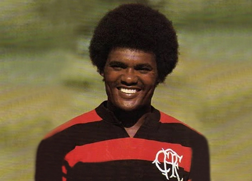 Toninho Baiano sorrindo com a camisa do Flamengo