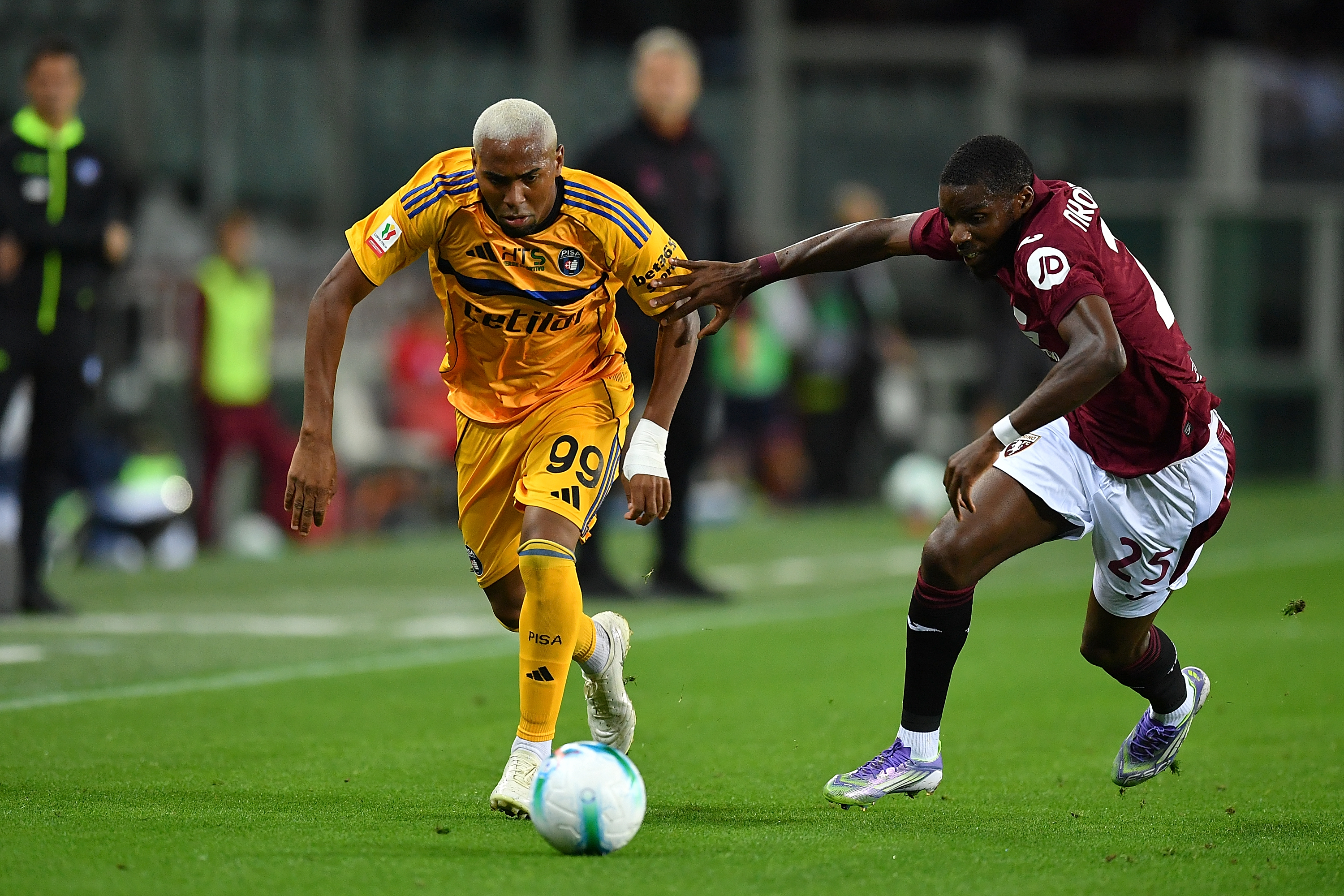 Niels Nkounkou, do Torino FC, compete com Lucas Lorran, do Pisa, durante a partida da Coppa Italia entre Torino e Pisa no Stadio Olimpico em 25 de setembro de 2025, em Turim, Itália.