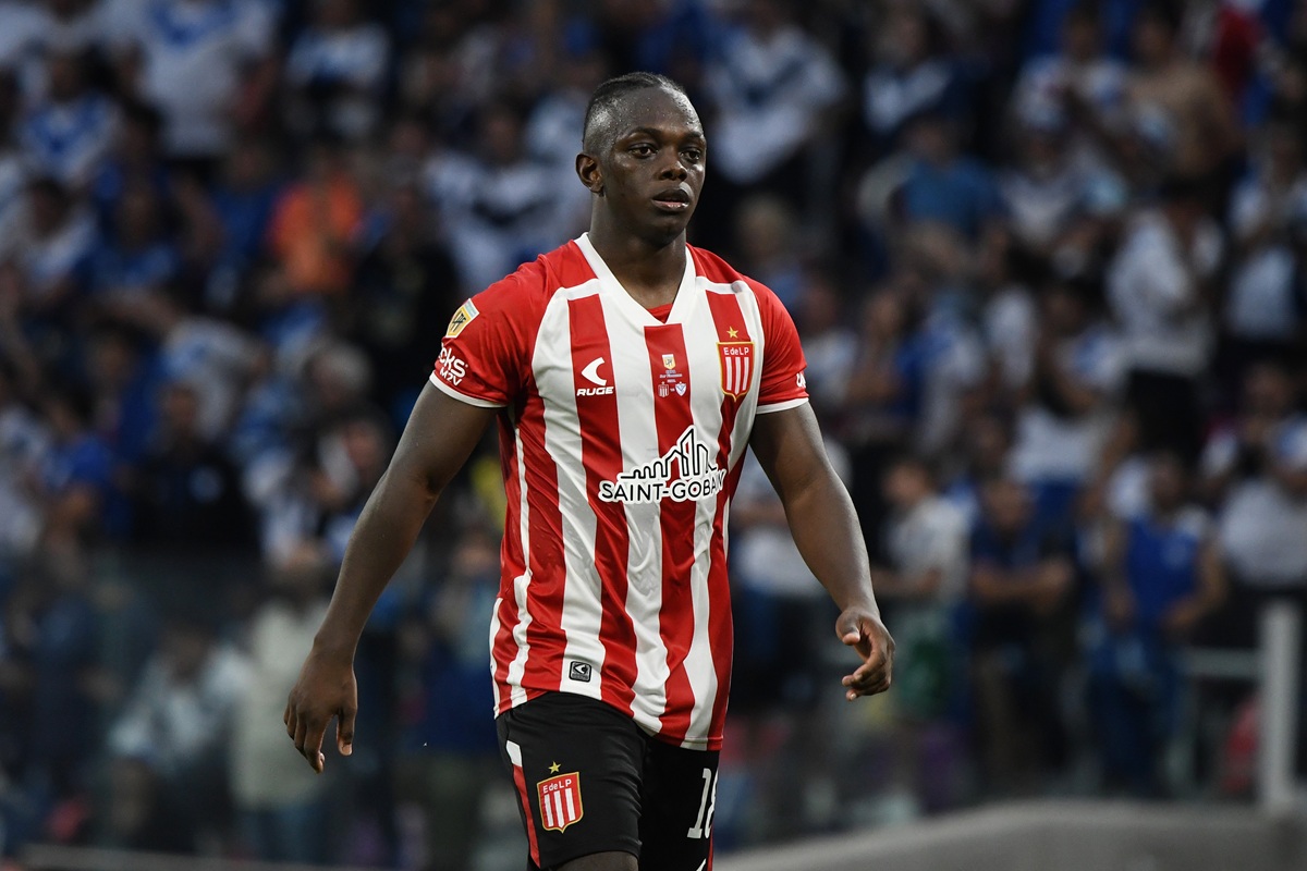 Vestindo uniforme branco e vermelho, Cetré olha para a frente em partida do Estudiantes contra o Vélez