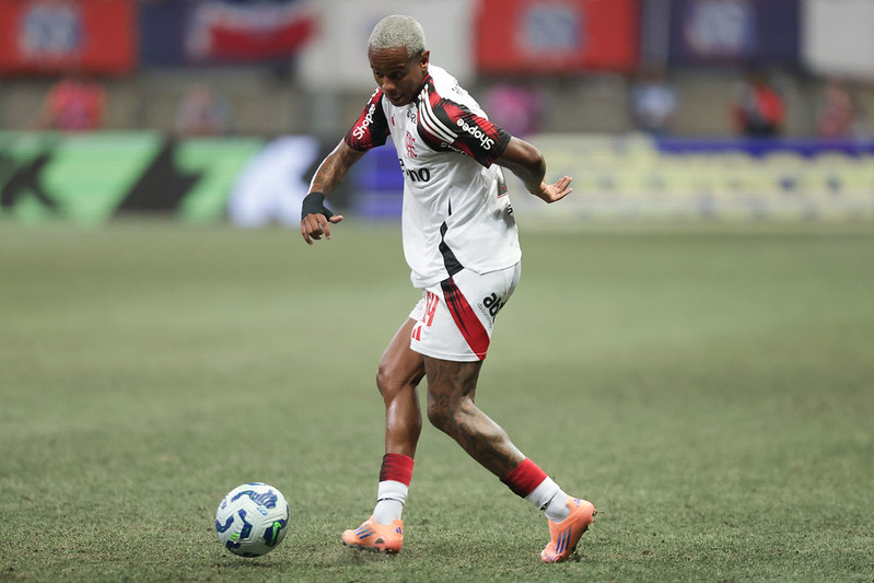 Wallace Yan em campo durante Bahia 1x0 Flamengo