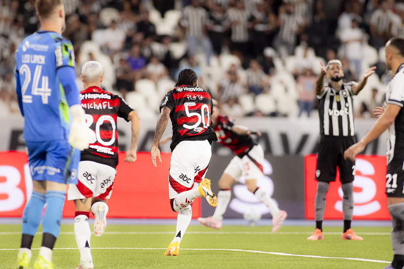 Plata corre em comemoração de gol contra o Botafogo, pelo Brasileirão