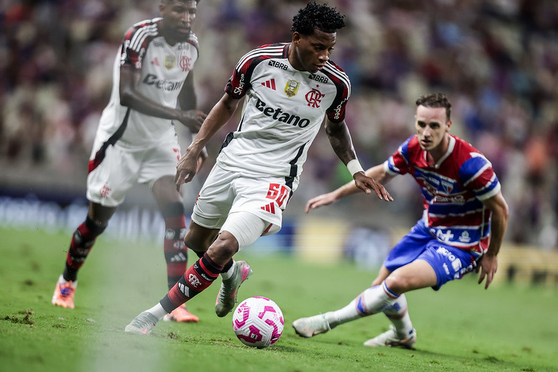 Gonzalo Plata em dividida durante Fortaleza 1x0 Flamengo com Emerson Royal ao fundo