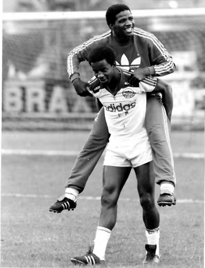 Foto antiga de Andrade e Adílio juntos durante treinamento. Ambos fizeram parte da geração de ouro do Flamengo na década de 80, sendo grandes companheiros dentro e fora de campo