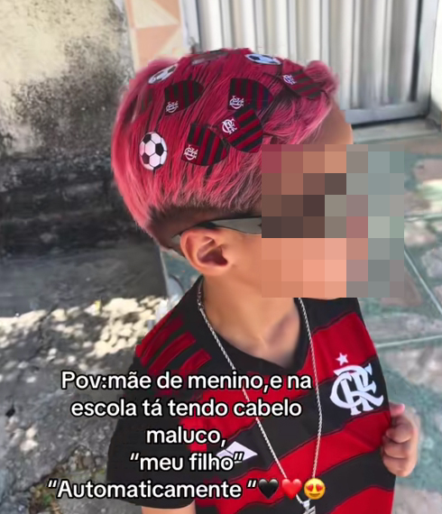 Cabelo Maluco vermelho com escudo do Flamengo e bolas de futebol