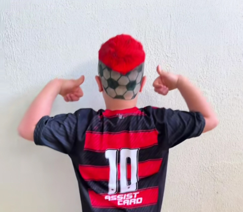 Cabelo Maluco de bola de futebol e criança com camisa 10 do Flamengo