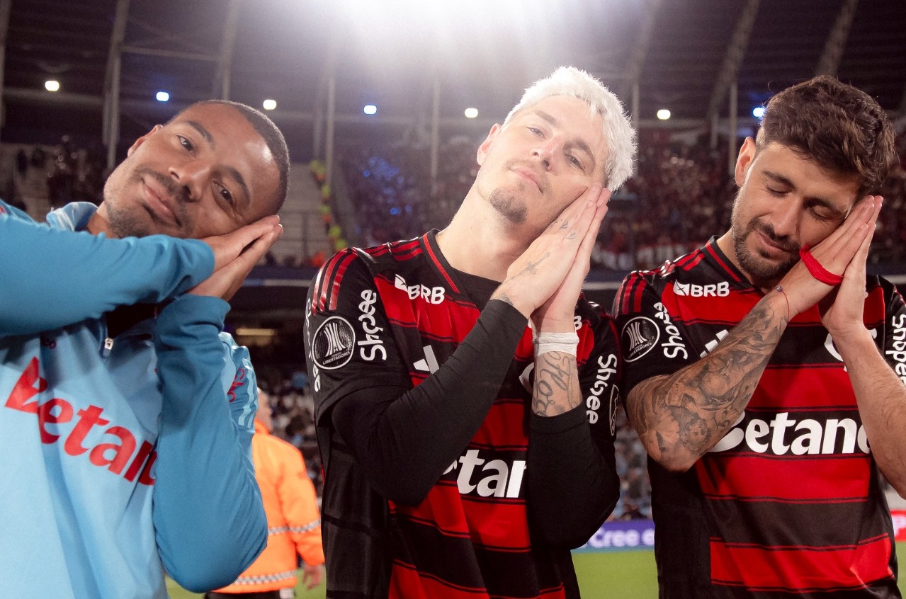 De La Cruz, Varela e Arrascaeta provocando Racing