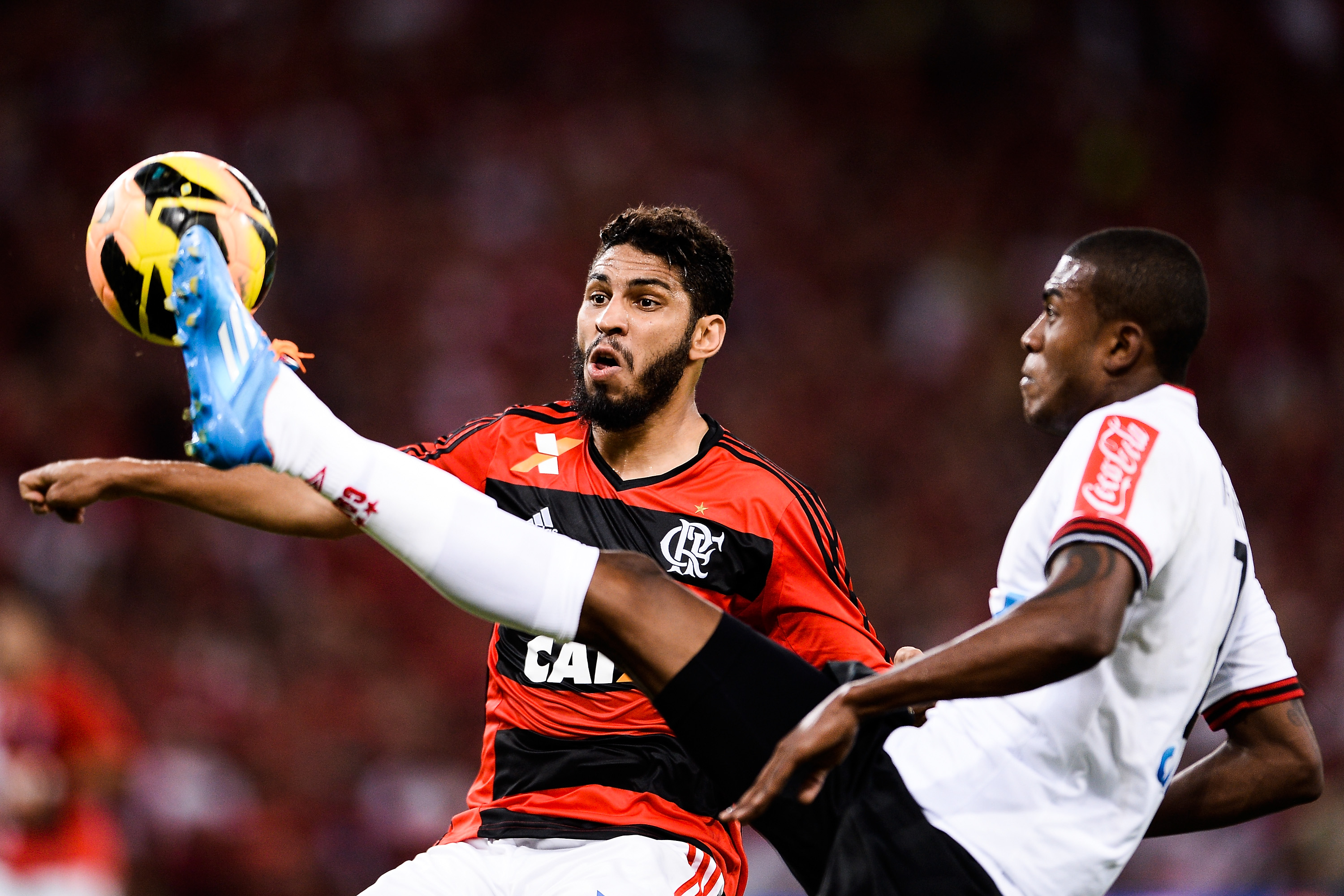 Wallace (E) do Flamengo disputa a bola com Marcelo Cirino do Atlético Paranaense durante a final da Copa do Brasil 2013 entre Flamengo e Atlético Paranaense no Estádio do Maracanã em 27 de novembro de 2013 no Rio de Janeiro, Brasil.