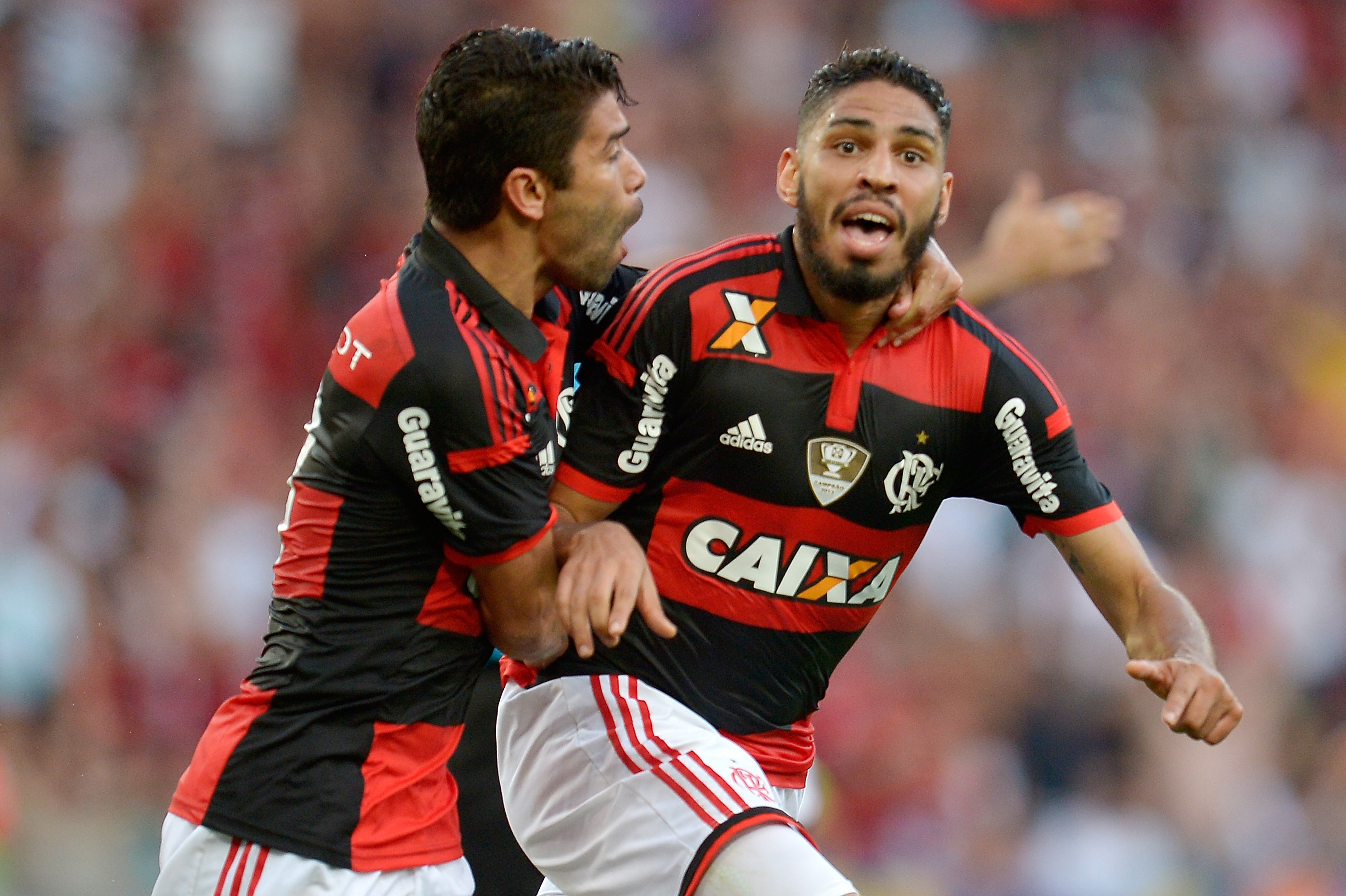 Wallace (R) e Eduardo da Silva do Flamengo celebram um gol marcado por Wallace durante a partida entre Flamengo e Corinthians como parte do Brasileirão Série A 2014 no estádio do Maracanã em 14 de setembro de 2014 no Rio de Janeiro, Brasil.