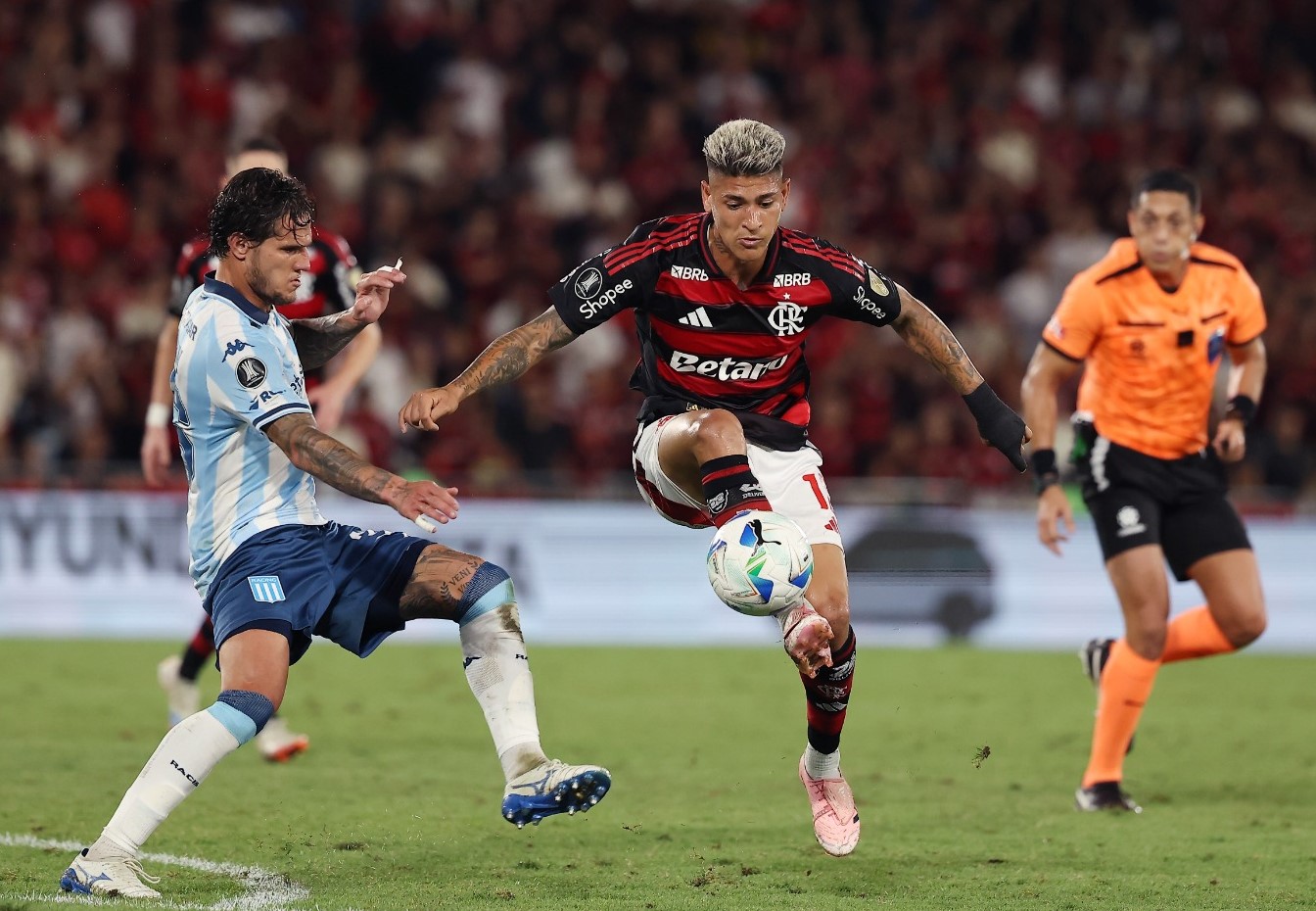Carrascal domina a bola contra marcador em Flamengo x Racing no Maracanã