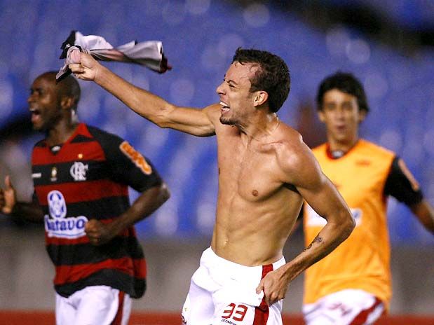 Paulo Sérgio tira a camisa e comemora o gol da vitória do Flamengo sobre o Botafogo no Engenhão em 2010