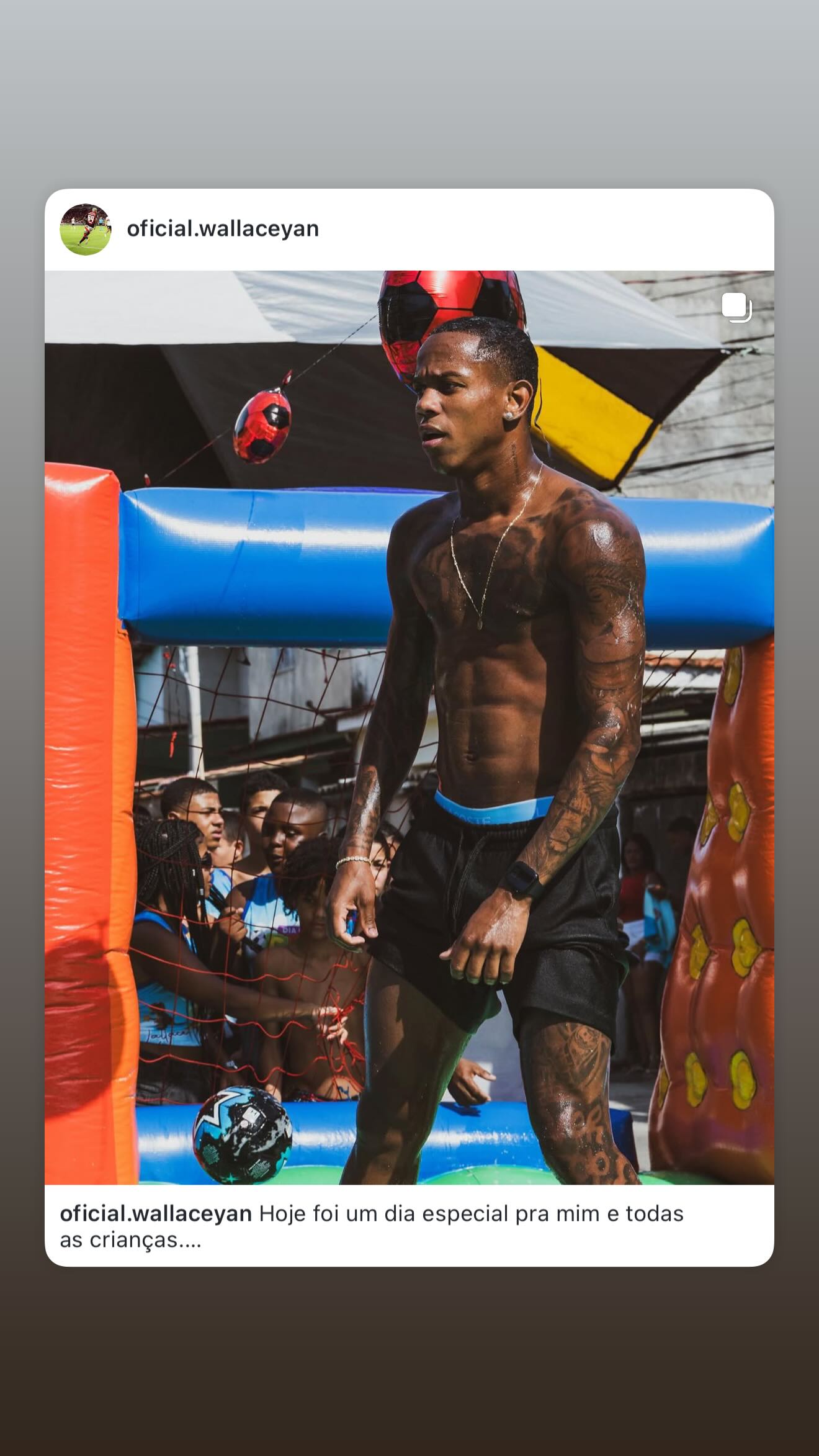 Wallace Yan, atacante do Flamengo, em cima de brinquedo, em ação promovida para o dia das crianças