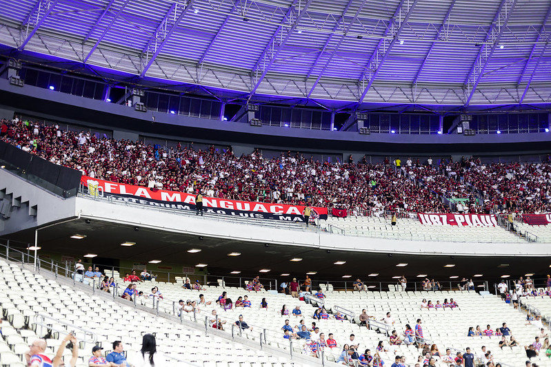 Contraste entre o setor do Flamengo cheio e pouca torcida do Fortaleza no setor abaixo do Castelão