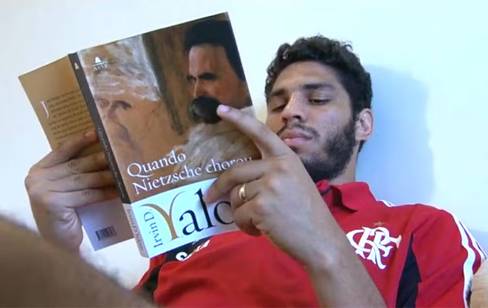 Wallace Reis, nos tempos de Flamengo, lendo o livro "Quando Nietzsche Chorou" de Irvin D. Yalom