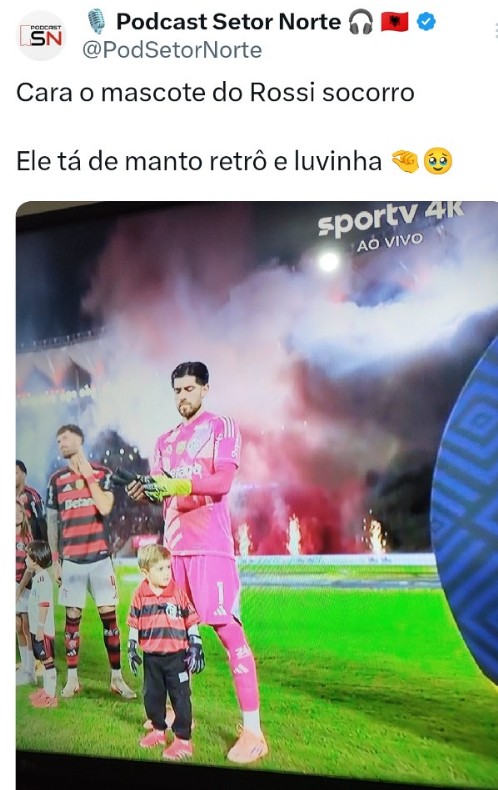 Filho de Agustín Rossi acompanha o pai na entrada em campo antes de Flamengo x Sport, no Maracanã, usando o manto retrô e mini luvas.
