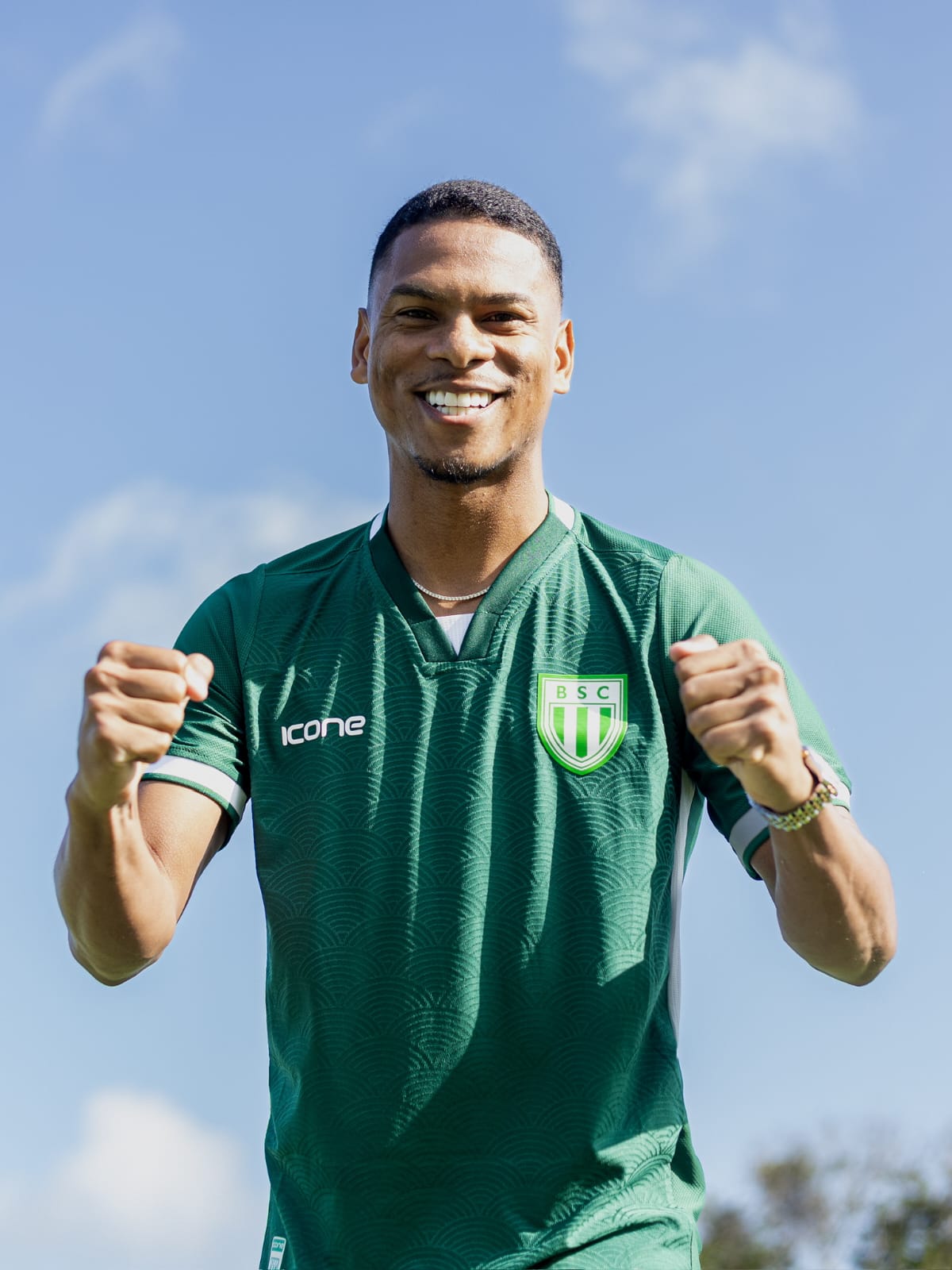 Lucas Silva, ex-Flamengo, sorrindo durante apresentação no Boavista-RJ